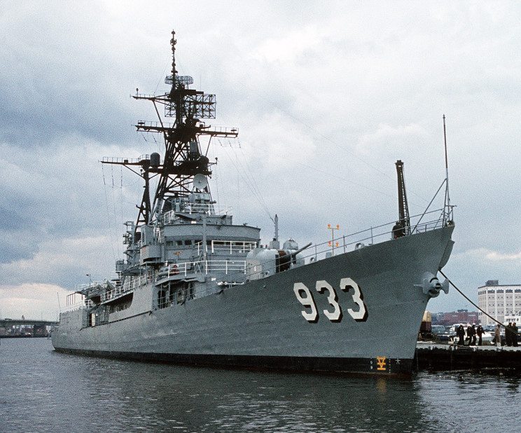 http://www.maritimequest.com/warship_directory/us_navy_pages/destroyers/photos/alpha_index/b/barry_dd933/1983_10_16_dd933.jpg